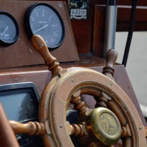 Nauč se kormidlovat loď, staň se kapitánem.